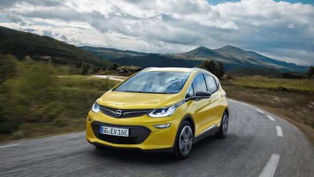 Opel Ampera-e: 500 km Reichweite (laut NEFZ) gibt Opel für das an. Realistisch werden es rund 400 sein, was aber auch beeindruckend klingt. Wann das Auto nach Österreich kommt, steht noch nicht fest. Preis: zwischen 35.000 und 40.000 Euro.