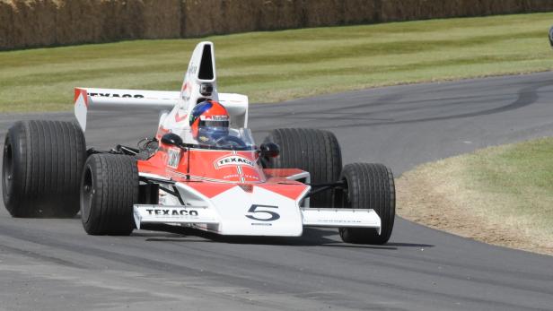 Noch ein Weltmeister: Emerson Fittipaldi am Steuer eines McLaren von 1974.