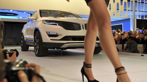 A model walks ahead as the Lincoln MKC Concept vehicle is presented at the North American International Auto Show in Detroit, Michigan January 14, 2013. REUTERS/James Fassinger (UNITED STATES - Tags: TRANSPORT BUSINESS)