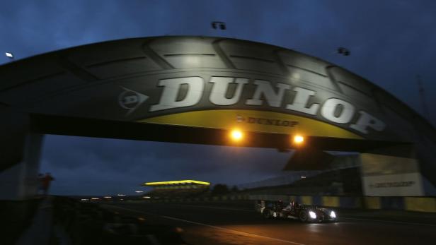 Wahrzeichen: Der Dunlop-Bogen in Le Mans, unmittelbar nach Start und Ziel – ein seit Jahrzehnten gern gesuchtes Fotomotiv.