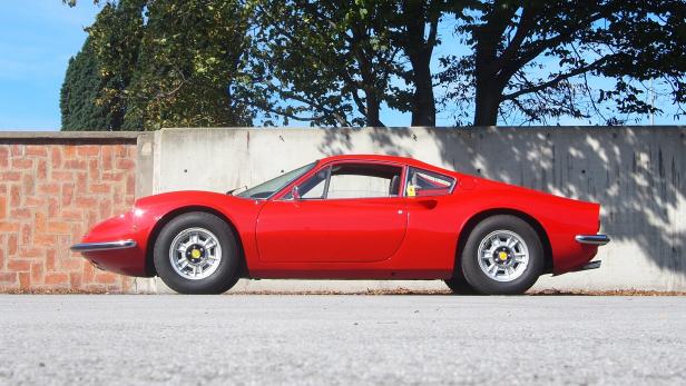 Das Highlight der Dorotheum-Auktion in Salzburg ist wohl der Ferrari 246 GT. Das Coupe stammt aus dem Jahr 1972 und war einst im Besitz des Formel-1-Piloten Harald Ertl. Schätzwert: 260.000 - 320.000 Euro.