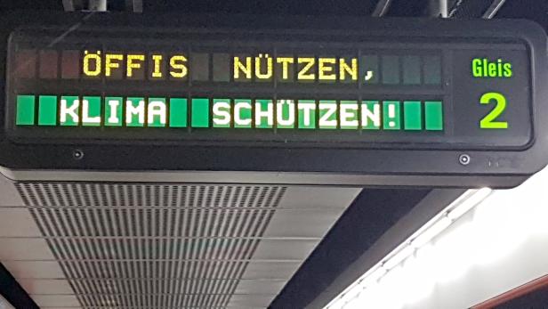 Schriftzug &quot;Öffis nützen, Klima schützen !&quot;auf der Anzeige in einer Ubahn-Station in Wien am Dienstag, 28. Mai 2019.