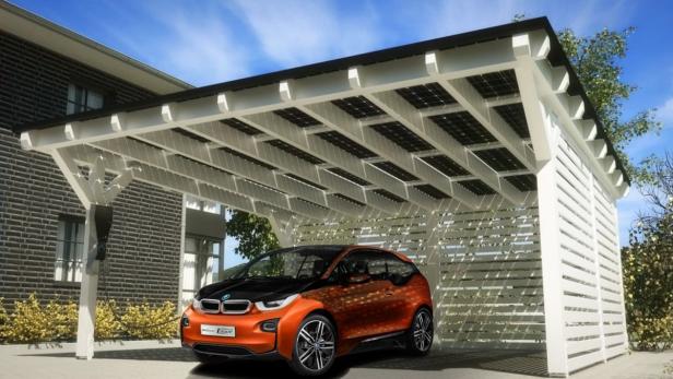 BMW i3 an der Solartankstelle.