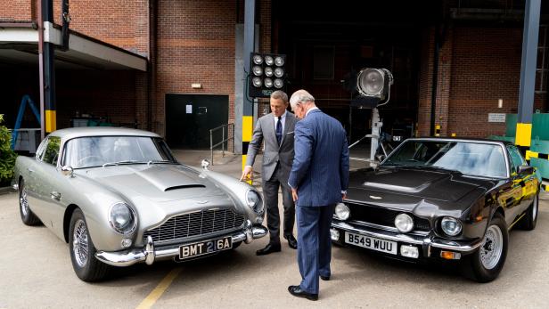 Daniel Craig zeigt Prince Charles zwei der Autos für den nächsten Bond