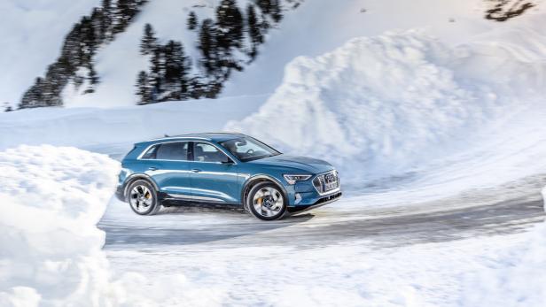 Audi e-tron unterwegs im tiefen Winter