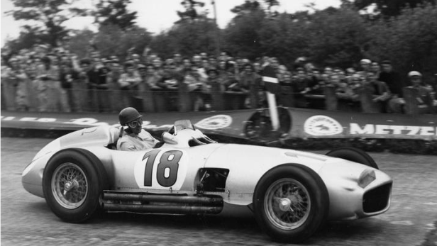 Juan Manuel Fangio in seinem legendären Mercedes Silberpfeil.