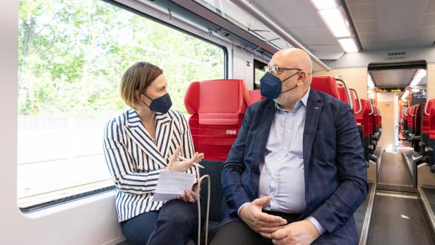 Sandra Baierl und Andreas Matthä im Zug