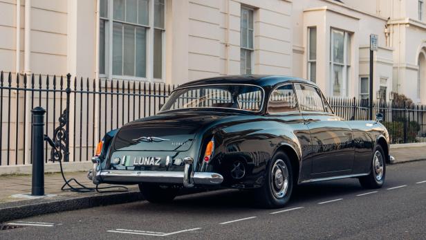 1._1961_bentley_s2_continental_upcyled_by_lunaz_design_in_london_wide_angle.jpg
