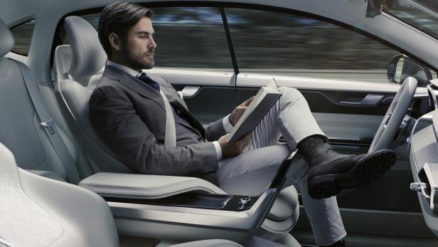 Es dauert länger als gedacht. Schon 2015 präsentierte der schwedische Premium-Hersteller das Volvo Concept 26: Die Interieur-Studie zeigt, wie der Innenraum autonom fahrender Autos aussehen könnte und wie Insassen die Zeit nutzen könnten.