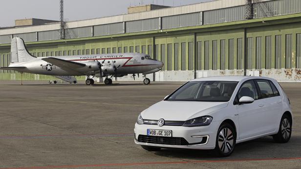 Alte und neue Technologie: Der VW E-Golf und ein Rosinenbomber auf dem Berliner Flughafen Tempelhof.