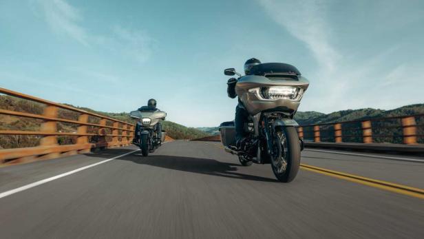 Die eben vorgestellten CVO Street Glide und CVO Road Glide Modelle zeichnen sich durch ein neues Design aus, das auf den vertrauten Formen der bisherigen Harley-Davidson Grand American Touring Bikes basiert.