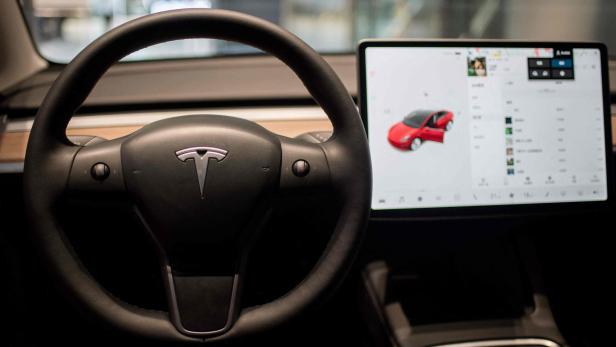 Um den Tesla Autopiloten wird jetzt in einem Gericht verhandelt.