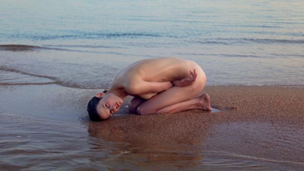 Model im Sand: Die Holländerin Saskia de Brauw lasziv am Strand.