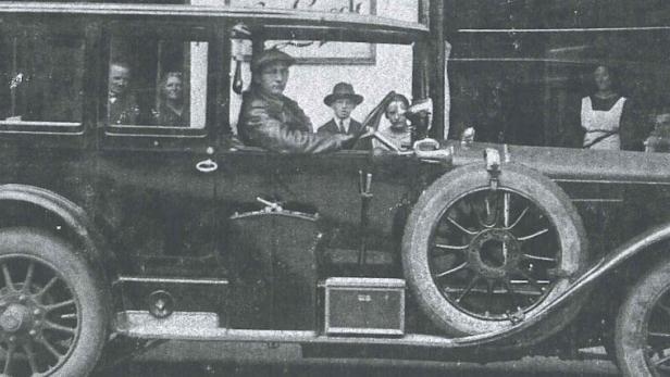 Das Auto von Sigmund Freud, ein Gräf&amp;amp;Stift, Baujahr 1919. Am Fahrersitz der Chauffeur Josef Malina.