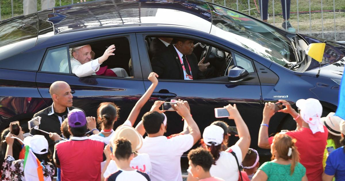 Franziskus-Toyota-Kirche-versteigert-Auto-des-Papstbesuchs